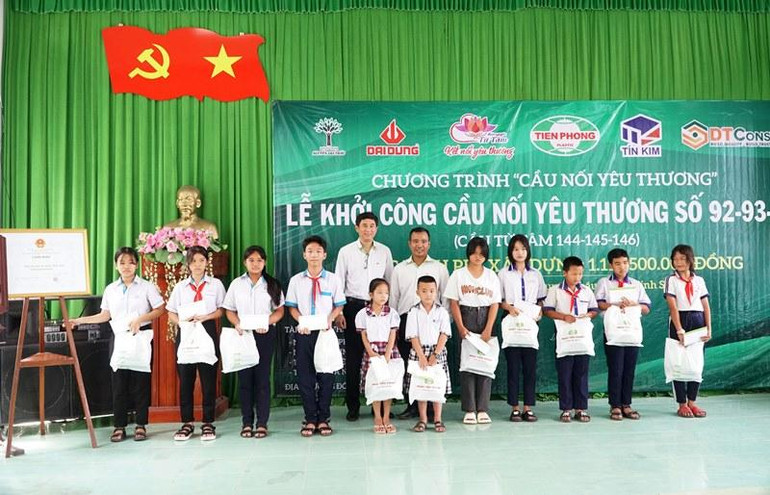 Trao học bổng cho học sinh nghèo vượt khó học giỏi nhân dịp khởi cầu cụm nông thôn tại xã Phú Tâm.