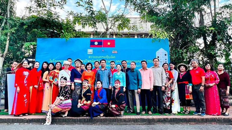 Các đại biểu chụp ảnh lưu niệm tại sự kiện. (Ảnh: Nguyễn Hải Tiến)