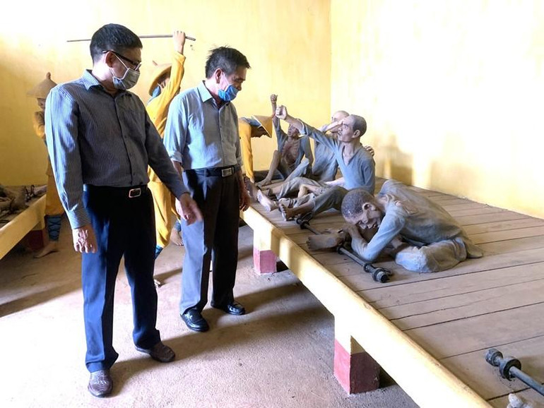 Du khách tham quan Di tích quốc gia đặc biệt Nhà đày Buôn Ma Thuột. Du khách tham quan Di tích quốc gia đặc biệt Nhà đày Buôn Ma Thuột.