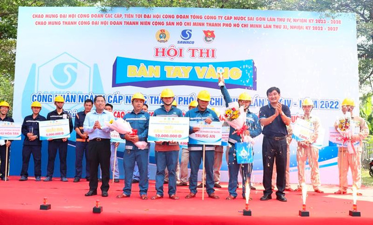 Lãnh đạo SAWACO chúc mừng và trao giải thưởng cho các đội thi.