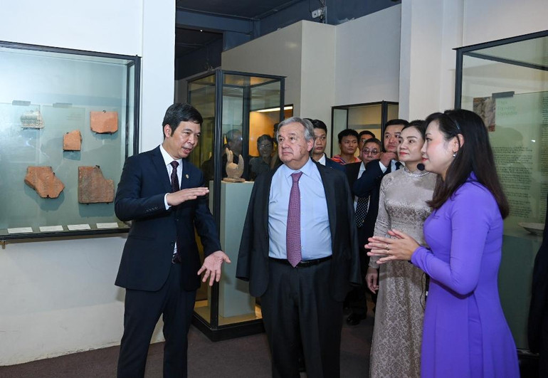 Tổng Thư ký Liên hợp quốc Antonio Guterres nghe giới thiệu về các hiện vật khảo cổ được tìm thấy tại Hoàng thành Thăng Long.