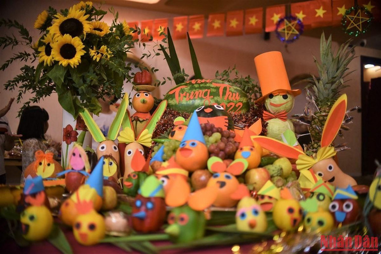 Mâm cỗ Trung thu đầy ắp bánh trái. (Ảnh: MINH DUY)