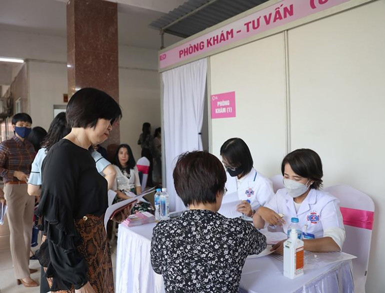 Khám sàng lọc miễn phí ung thư vú cho phụ nữ. (Ảnh: Trần Minh)