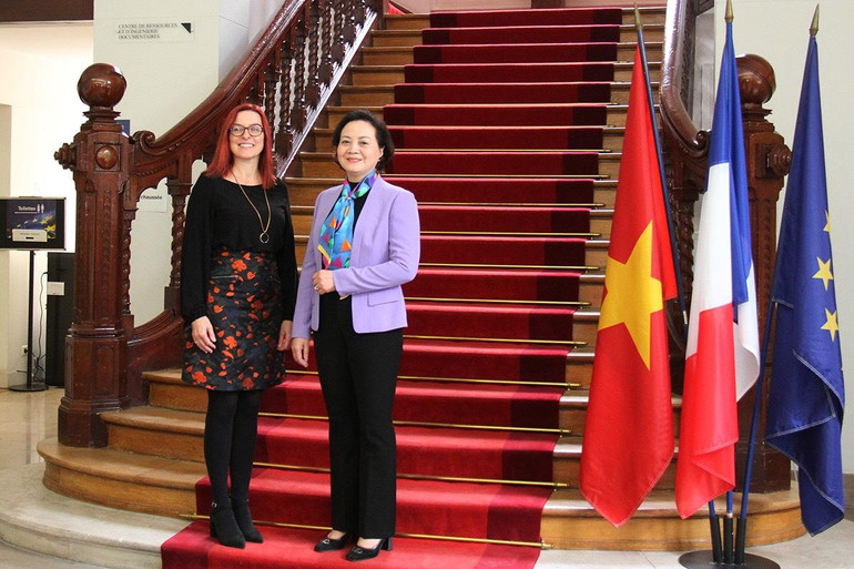 Bà Maryvonne Lebrignonen, Giám đốc Viện Dịch vụ Công Quốc gia của Pháp chào mừng Bộ trưởng Phạm Thị Thanh Trà tới thăm các cơ sở của viện. (Ảnh: Khải Hoàn)