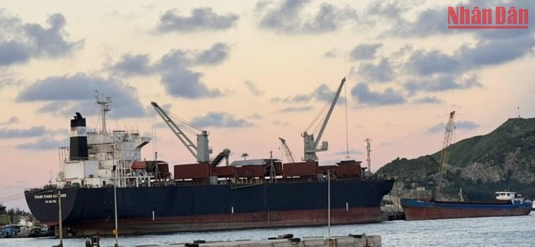 Cảng Hòn La hiện chỉ tiếp nhận được tàu công suất nhỏ.