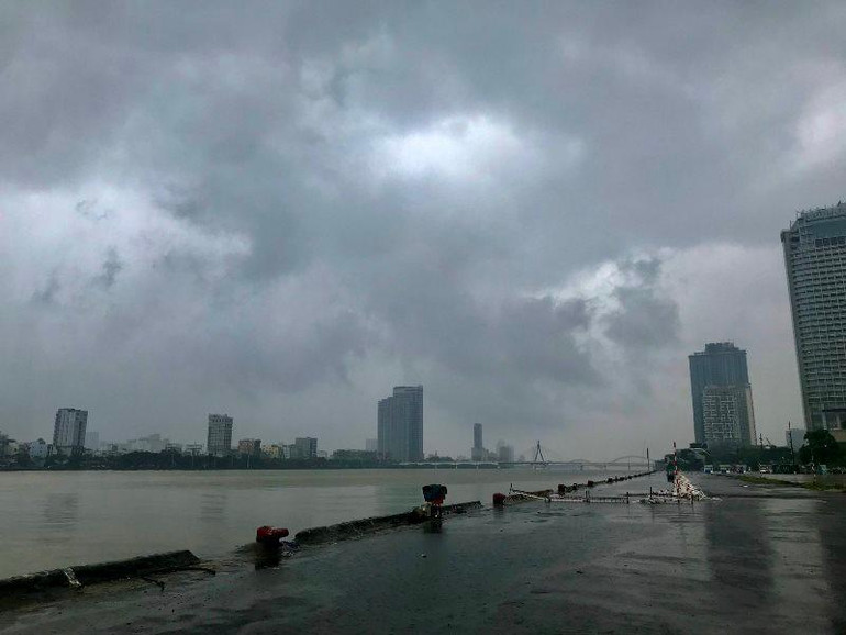 Mực nước sông Hàn dâng cao.