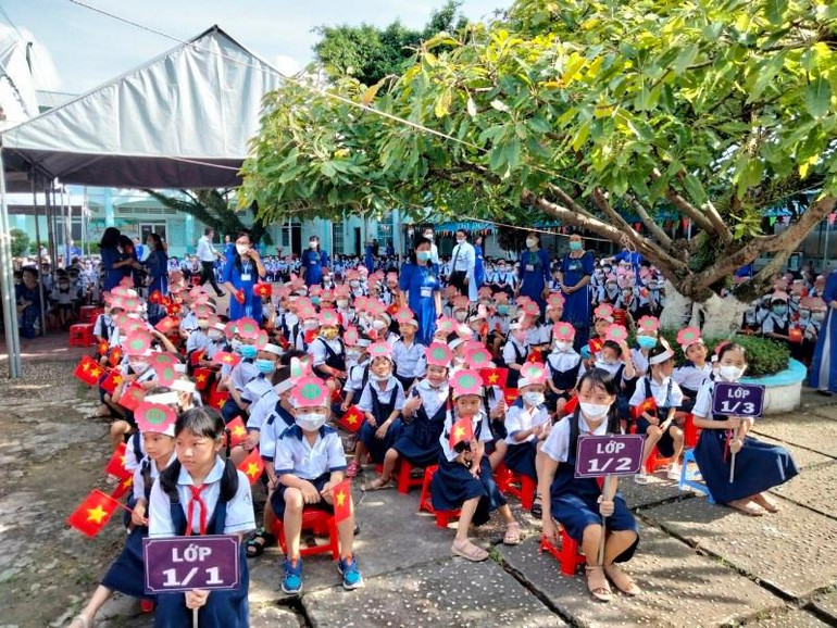 Học sinh Trường Tiểu học Hồng Bàng trong ngày khai giảng năm học mới, sáng 3/9. Học sinh Trường Tiểu học Hồng Bàng trong ngày khai giảng năm học mới, sáng 3/9.