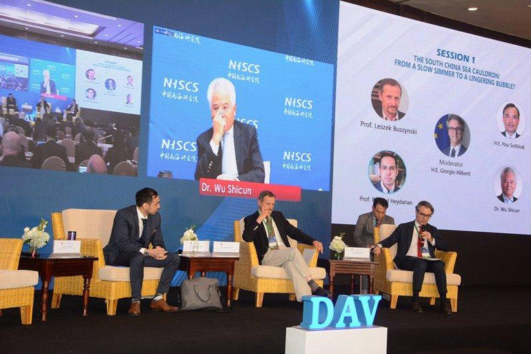 Các diễn giả và chuyên gia cùng trao đổi, thảo luận với đại biểu.