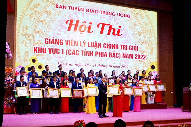 Phó Trưởng Ban Tuyên giáo Trung ương Lê Hải Bình trao giải Nhất cho giảng viên Chu Thị Thúy Hường, thuộc Trung tâm Bồi dưỡng chính trị thị xã Duy Tiên, tỉnh Hà Nam.