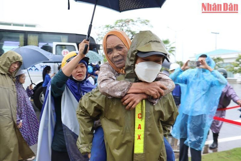 Đưa đón người dân vùng ven biển xã Bình Đông, huyện Bình Sơn đến ký túc xá Khu liên hợp sản xuất gang thép Hòa Phát Dung Quất trú bão.