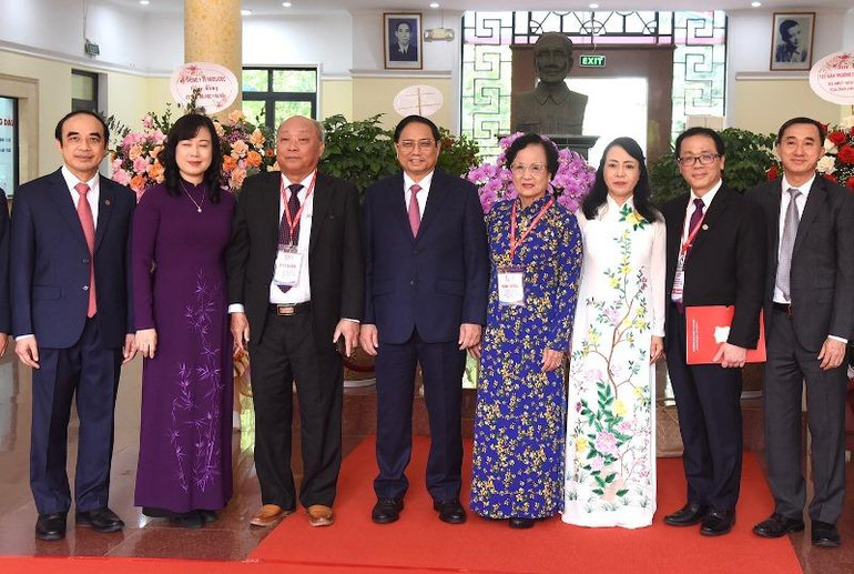 Thủ tướng Phạm Minh Chính với lãnh đạo, nguyên lãnh đạo Bộ Y tế.