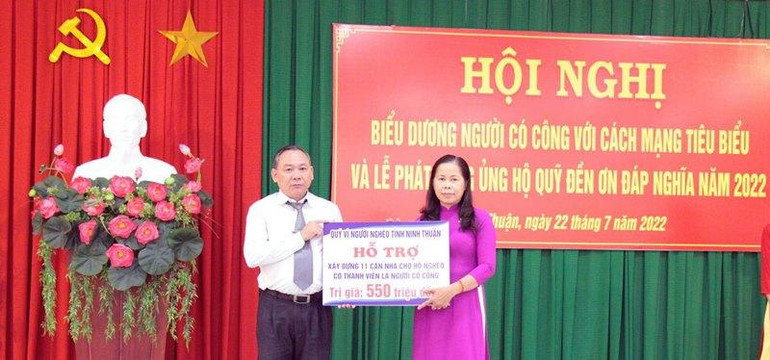 Trao bảng hỗ trợ xây dựng 11 căn nhà cho hộ nghèo có thành viên là người có công năm 2022 với tổng trị giá 550 triệu đồng.
