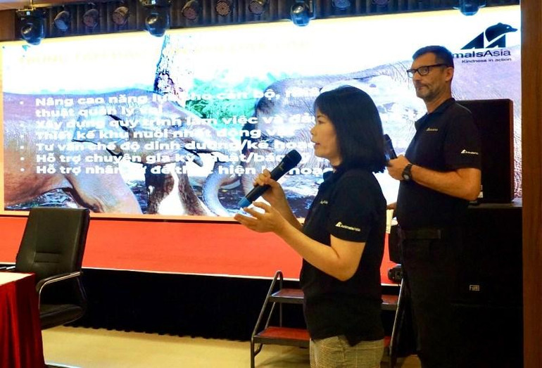 Ông Ryan Hockley, đại diện Tổ chức AAF và thông dịch viên diễn thuyết tại Hội thảo.