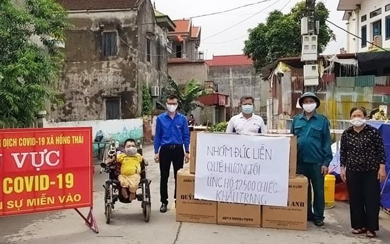 Các đại diện mô hình “Tiếng kẻng an ninh thôn Đức Liễn” nhận bằng khen vì thành tích tiêu biểu trong phòng, chống tội phạm, tệ nạn xã hội trên địa bàn tỉnh Bắc Giang, giai đoạn 2017-2022. Các đại diện mô hình “Tiếng kẻng an ninh thôn Đức Liễn” nhận bằng khen vì thành tích tiêu biểu trong phòng, chống tội phạm, tệ nạn xã hội trên địa bàn tỉnh Bắc Giang, giai đoạn 2017-2022.