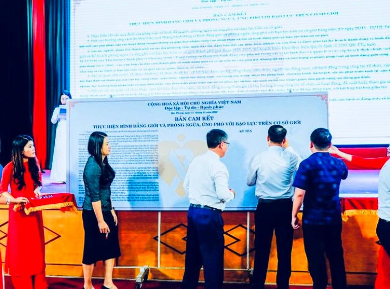 Lãnh đạo các cấp, ngành, địa phương, đơn vị cùng ký cam kết triển khai hiệu quả chính sách, pháp luật về bình đẳng giới và hành động để chấm dứt bạo lực đối với phụ nữ và trẻ em.