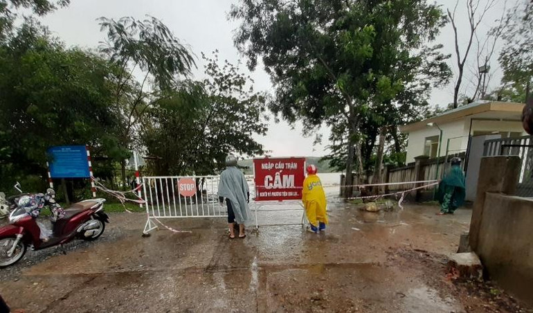 Huyện Sơn Hà bố trí lực lượng canh gác, cắm biển cảnh báo, tuyệt đối không cho người và phương tiện đi qua các ngầm, tràn bị ngập sâu.