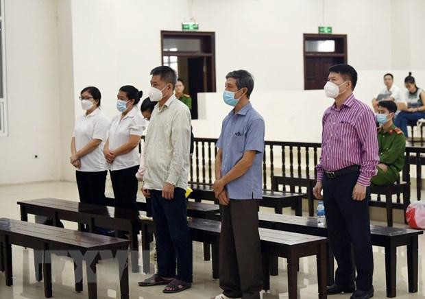 Các bị cáo nghe Tòa tuyên án tại Phiên tòa xét xử phúc thẩm. (Ảnh: TTXVN)