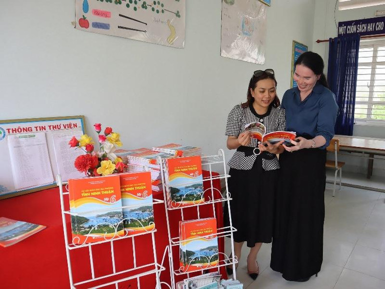 Góc tài liệu giáo dục địa phương của Trường Trung học cơ sở Trương Văn Ly (huyện Thuận Nam).