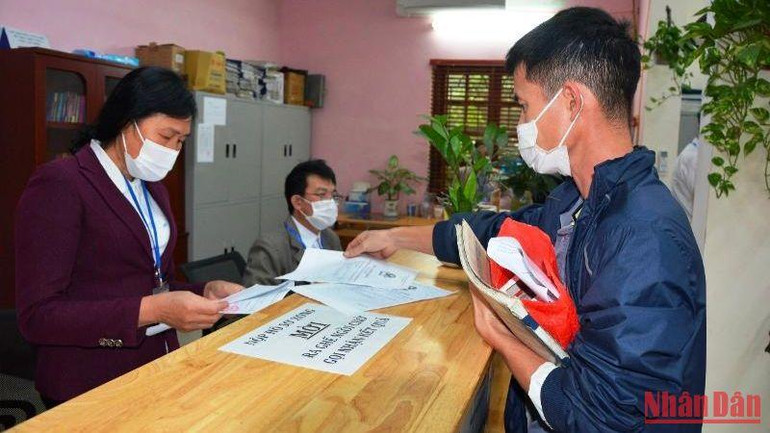 Người dân đến giải quyết thủ tục hành chính tại Bộ phận một cửa xã Phương Liễu, huyện Quế Võ (Bắc Ninh).