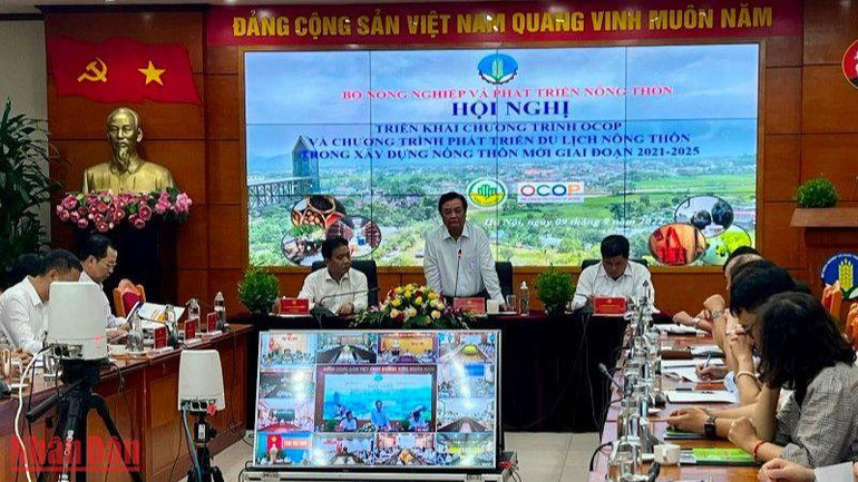 Bộ trưởng Nông nghiệp và Phát triển nông thôn phát biểu tại hội nghị.