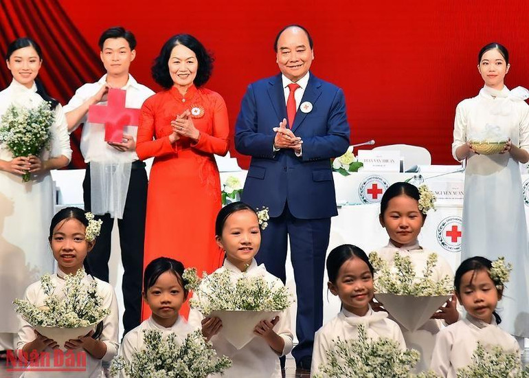 Nghi thức suy tôn Chủ tịch nước Nguyễn Xuân Phúc là Chủ tịch danh dự Hội Chữ thập đỏ Việt Nam khóa XI, nhiệm kỳ 2022-2027. Nghi thức suy tôn Chủ tịch nước Nguyễn Xuân Phúc là Chủ tịch danh dự Hội Chữ thập đỏ Việt Nam khóa XI, nhiệm kỳ 2022-2027.