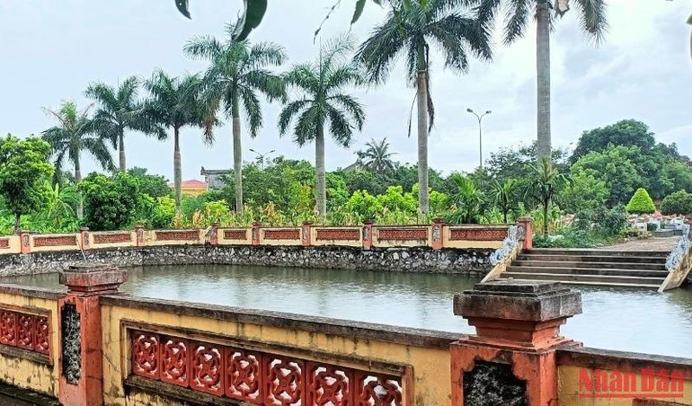 Hệ thống hồ nước, cây xanh trong nghĩa trang tạo cảm giác thư thái, tĩnh lặng.