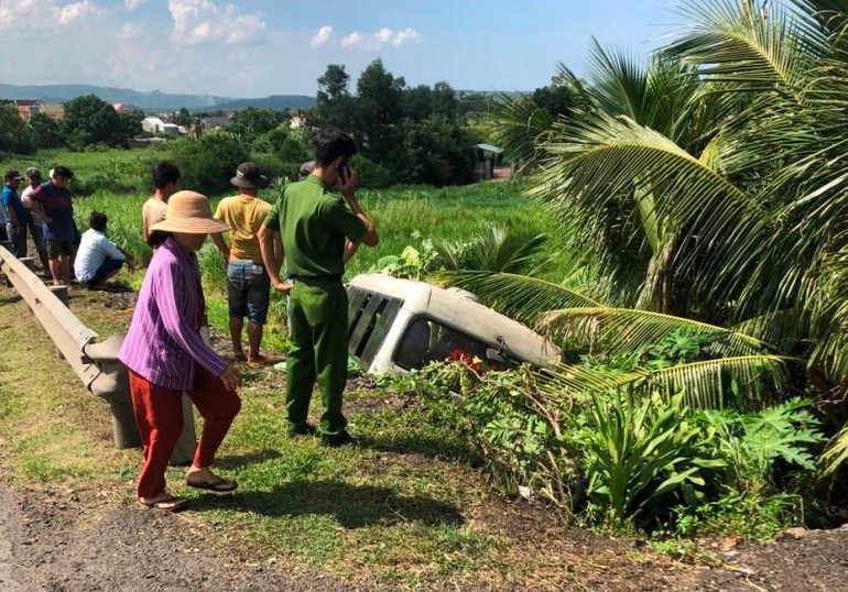 Lực lượng chức năng có mặt tại hiện trường, xử lý khắc phục. Lực lượng chức năng có mặt tại hiện trường, xử lý khắc phục.