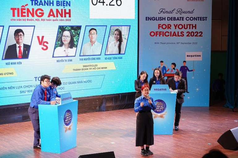 Thí sinh Nguyễn Khánh Linh đang thực hiện phần thi của Đội DAV đến từ Đoàn khối các cơ quan Trung ương.