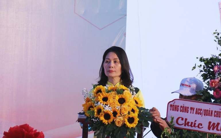 Bà Phương Minh Huệ, Tổng Giám đốc Tập đoàn Việt Phương phát biểu tại buổi lễ. (Ảnh: Trịnh Dũng)