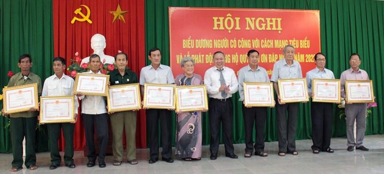 Trao Bằng khen của Chủ tịch Ủy ban nhân dân tỉnh Ninh Thuận tặng các cá nhân người có công với cách mạng tiêu biểu năm 2022.