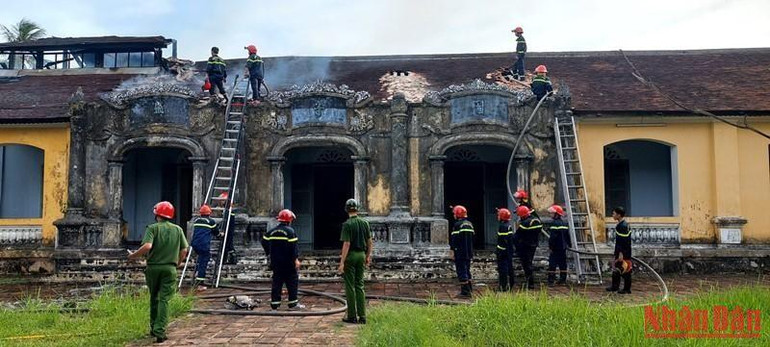 Vụ cháy đã làm dãy nhà trưng bày hỏng nặng phần mái.