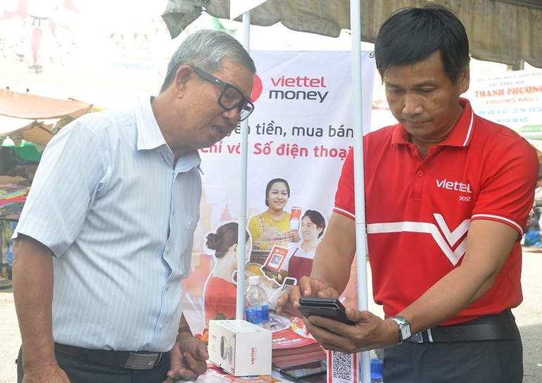 Ông Trương Văn Vui, thị trấn Vĩnh Bình, huyện Gò Công Tây, Tiền Giang tìm hiểu mô hình chợ 4.0 - không dùng tiền mặt.