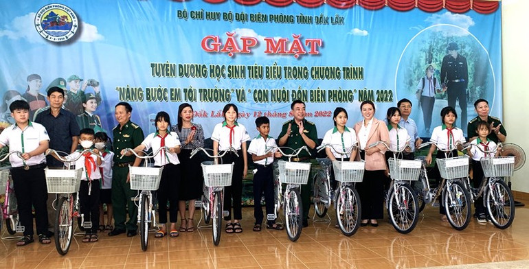 Lãnh đạo Bộ Chỉ huy Bộ đội Biên phòng tỉnh Đắk Lắk cùng các nhà tài trợ tặng xe đạp cho các học sinh có hoàn cảnh khó khăn thuộc Chương trình “Nâng bước em tới trường” và “Con nuôi đồn Biên phòng”.