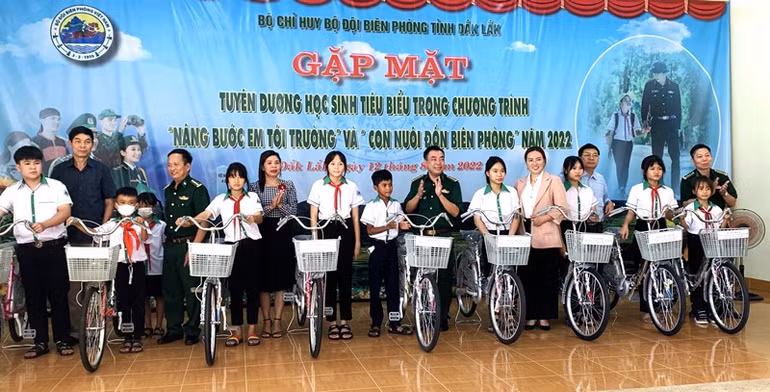 Lãnh đạo Bộ Chỉ huy Bộ đội Biên phòng tỉnh Đắk Lắk cùng các nhà tài trợ tặng xe đạp cho các học sinh có hoàn cảnh khó khăn thuộc Chương trình “Nâng bước em tới trường” và “Con nuôi đồn Biên phòng”.