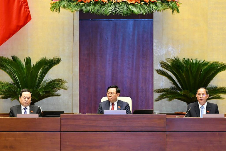 Chủ tịch Quốc hội Vương Đình Huệ cùng các Phó Chủ tịch Quốc hội điều hành phiên họp.