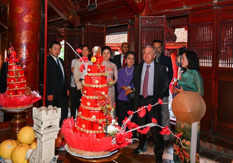 Tổng Thư ký Liên hợp quốc Antonio Guterres tham quan Văn Miếu-Quốc Tử Giám.