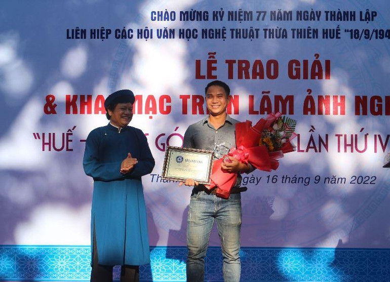 Trao giải Nhất cuộc thi cho nghệ sĩ nhiếp ảnh Lê Tấn Thanh với tác phẩm "Nét đầm phá". Trao giải Nhất cuộc thi cho nghệ sĩ nhiếp ảnh Lê Tấn Thanh với tác phẩm "Nét đầm phá".