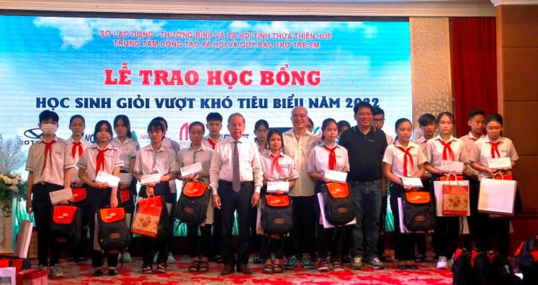 100 học sinh vượt khó thuộc hộ nghèo, hộ cận nghèo; trẻ em mồ côi, hoàn cảnh khó khăn được nhận học bổng lần này. 100 học sinh vượt khó thuộc hộ nghèo, hộ cận nghèo; trẻ em mồ côi, hoàn cảnh khó khăn được nhận học bổng lần này.