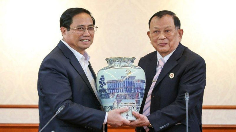 Thủ tướng Phạm Minh Chính tặng quà lưu niệm cho Hội Cựu chiến binh Việt Nam.