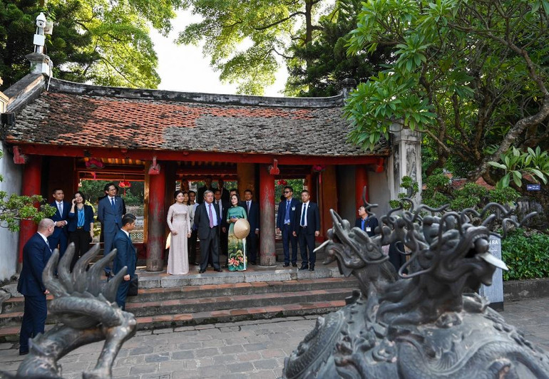 Tổng Thư ký Liên hợp quốc Antonio Guterres tham quan Văn Miếu-Quốc Tử Giám.