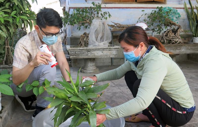 Cán bộ y tế hướng dẫn người dân diệt bọ gậy, phòng chống dịch sốt xuất huyết. Cán bộ y tế hướng dẫn người dân diệt bọ gậy, phòng chống dịch sốt xuất huyết.