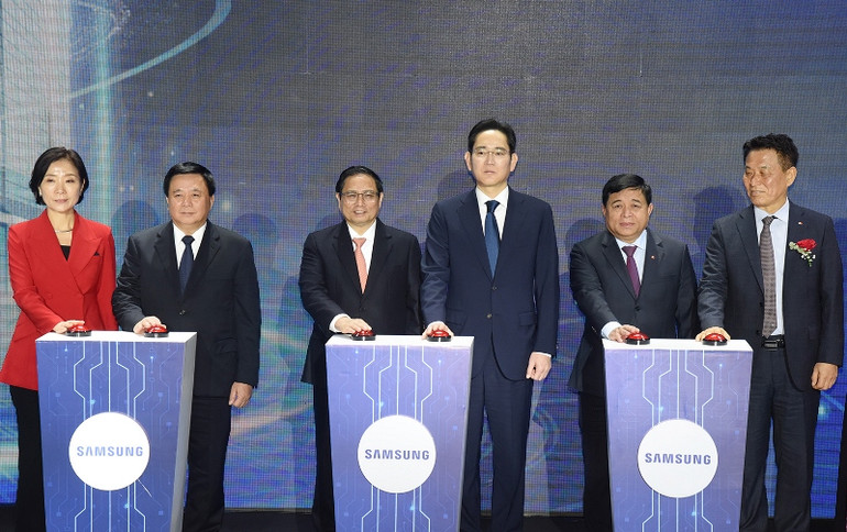Thủ tướng Phạm Minh Chính và Chủ tịch Samsung Electronics Lee Jae-yong cùng các đại biểu thực hiện nghi thức khánh thành Trung tâm Nghiên cứu và Phát triển của Samsung.