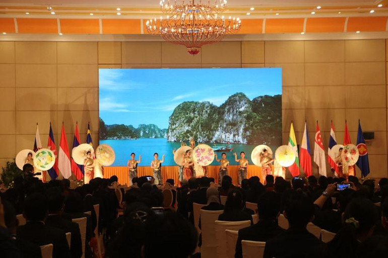 Giới thiệu cảnh đẹp các nước ASEAN tại Lễ khai mạc.