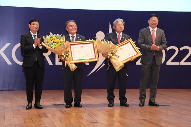 Chủ tịch Ủy ban nhân dân tỉnh Bình Dương Võ Văn Minh (bìa trái) trao tặng Bằng khen cho doanh nghiệp Hàn Quốc.