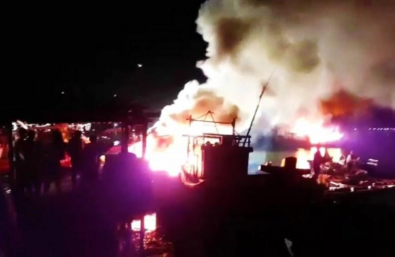 Tàu cá của ngư dân Cảnh Dương (Quảng Bình) bị cháy trong đêm.