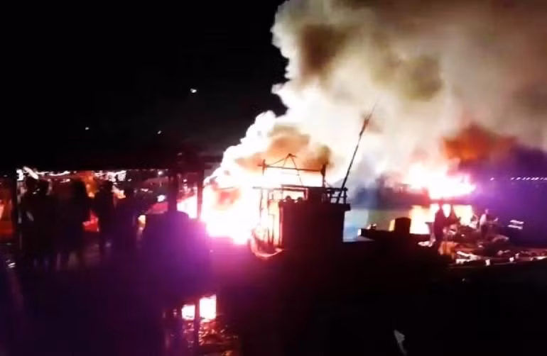 Tàu cá của ngư dân Cảnh Dương (Quảng Bình) bị cháy trong đêm.