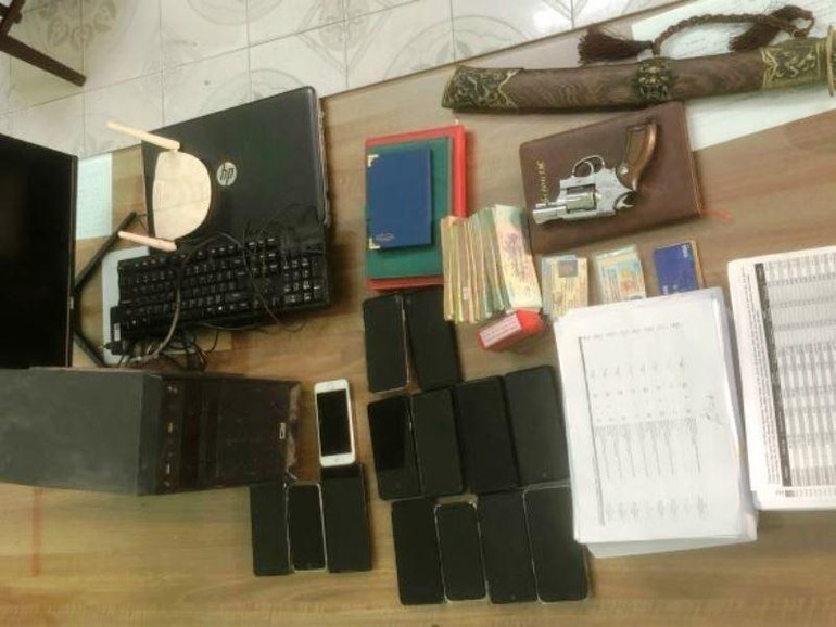 Tang vật vụ án đường dây cá độ bóng đá, cho vay nặng lãi.