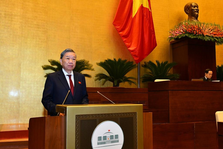 Bộ trưởng Công an Tô Lâm, thừa ủy quyền của Thủ tướng Chính phủ, trình bày Tờ trình về dự thảo Nghị quyết về thí điểm cấp quyền lựa chọn sử dụng biển số ô-tô thông qua đấu giá.