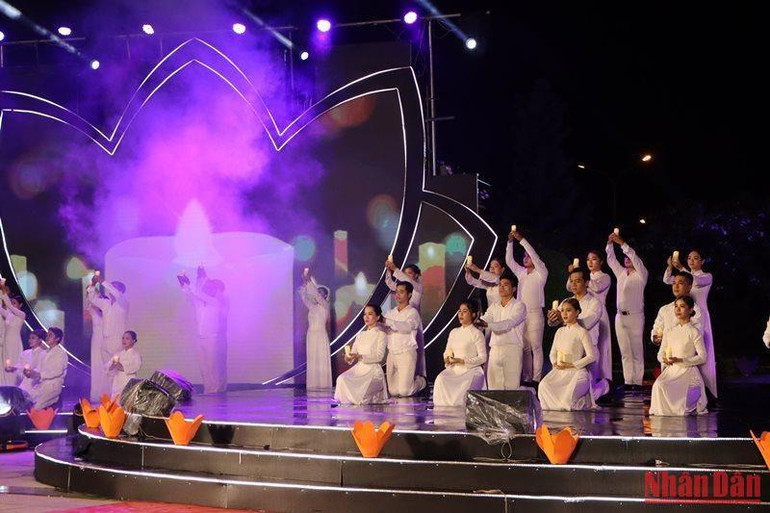 Một tiết mục sâu lắng tại điểm cầu An Giang (Ảnh: THANH DŨNG)