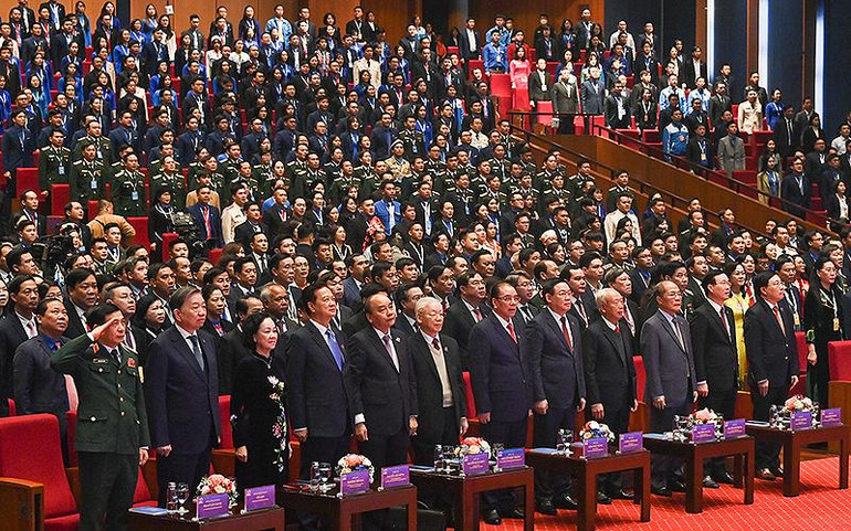 Các đồng chí lãnh đạo, nguyên lãnh đạo Đảng, Nhà nước thực hiện nghi thức chào cờ. Các đồng chí lãnh đạo, nguyên lãnh đạo Đảng, Nhà nước thực hiện nghi thức chào cờ.